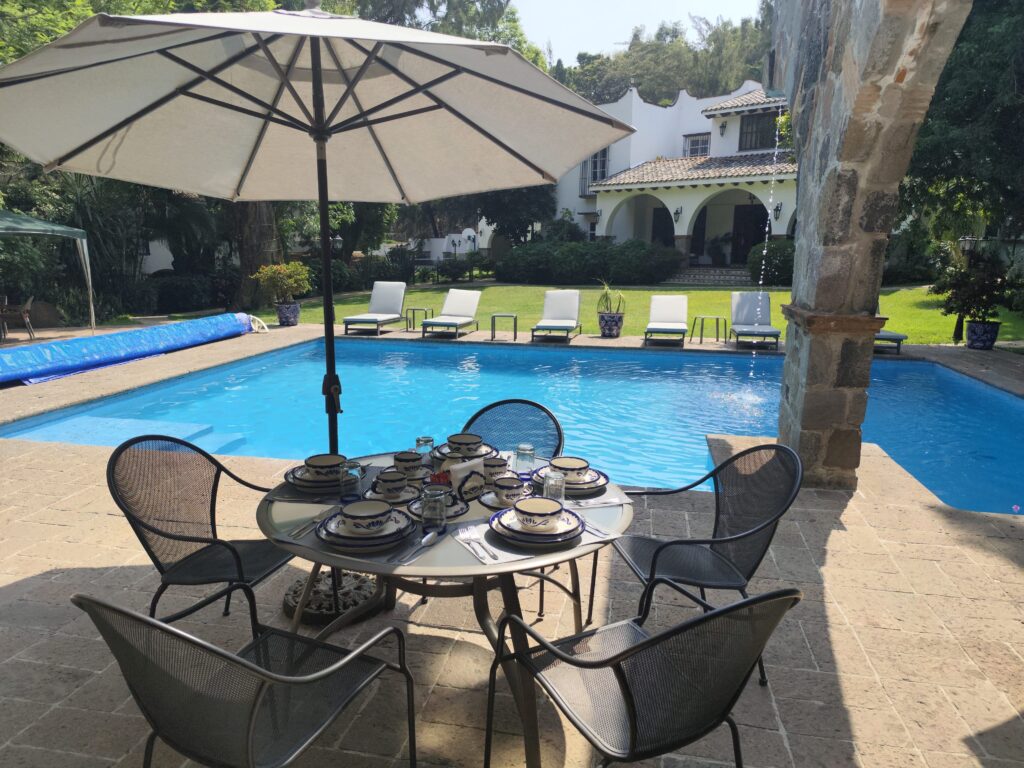 Comedor con vista a la alberca